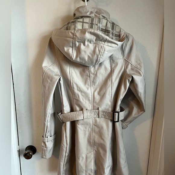 Size xs fabulous cream coloured windbreaker jacket - Picture 3 of 8